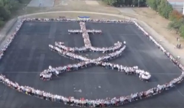 Две тысячи студентов  изобразили живой герб Винницы (видео)