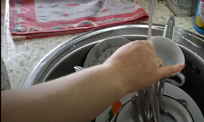 Мытье посуды. Фото: скрин youtube