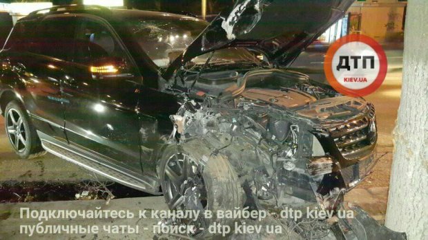 Неадекватный водитель уничтожил Mercedes об дерево