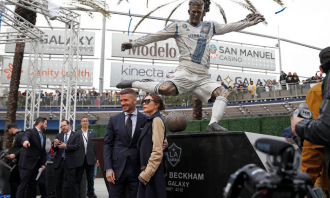 В США открыли памятник Бекхэму: скульптор явно "перестарался"