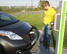 Захотів - зробив: підліток перетворив старе авто на сучасний електрокар