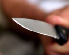 Чоловіка важко поранили ножем на Солом’янці