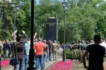 Из маршала Жукова в Харькове "проступила кровь" - кому не дает покоя скандальный памятник