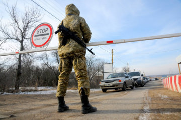 Простіше вмерти, ніж втекти: з черг на блокпостах Донбасу людей вивозять в чорних мішках