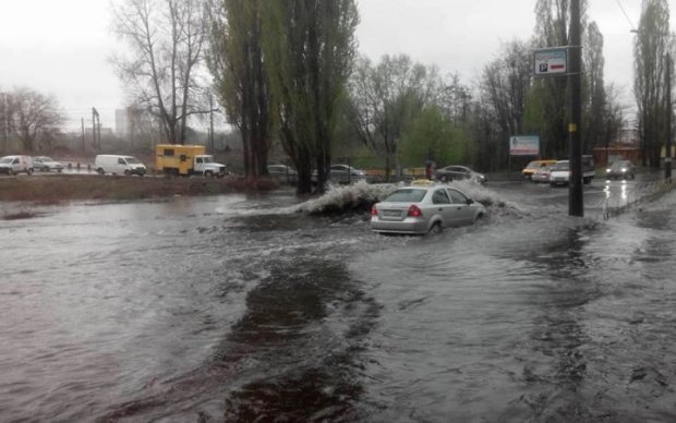 Київ накрило потужною зливою, на вулицях тонули авто