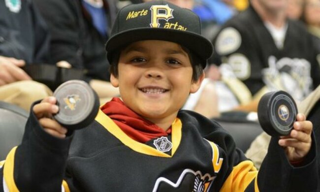  Драма в НХЛ: нахабний уболівальник відібрав подарунок у дитини (відео)