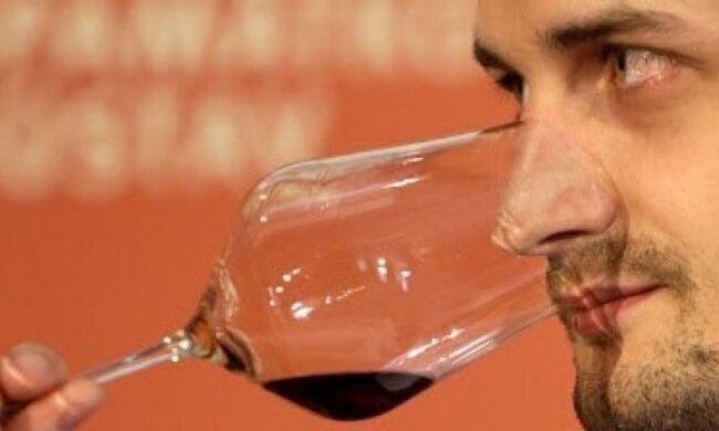 Алкоголіками стають через великі келихи