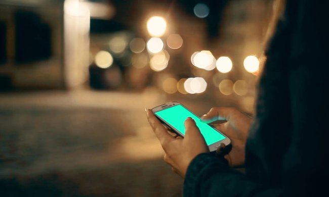 Смертоносные гаджеты: девочка играла на телефоне и внезапно случилось нечто ужасное. Таинственное приложение отобрало у нее жизнь