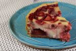 Попробуй вкус лета - простой рецепт вкуснейшего пирога с клубникой добавит ярких красок вашим будням