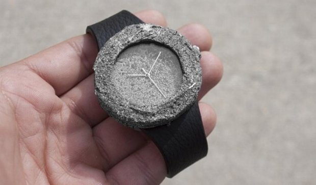 Как выглядят часы из настоящего лунного камня