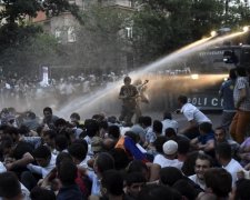 Єреван у вогні революції: навіть церква підтримала опозицію