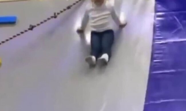 Ребенок едва не погиб на игровой площадке, съезжая с горки: канат обвился вокруг шеи