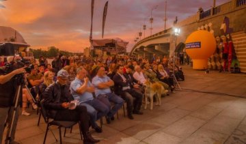 Фестиваль Іллєнка зібрав кіноманів вночі коло Дніпра (фото)