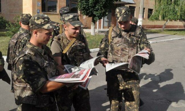 Волонтери надрукували кишеньковий довідник про перемоги українців