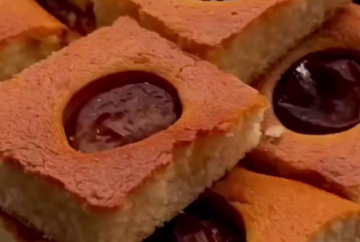 Манник со сливами, кадр из видео