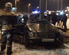 В Киеве "Мерседес" разорвало пополам от удара об столб (фото)