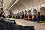 Люди в укритті на станції метро "Лук'янівська" під час нічної атаки дронів на Київ