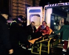 Иномарка протаранила здание Оперного театра во Львове (фото)