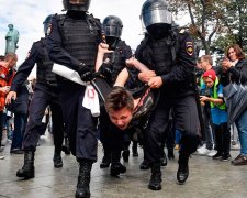 Алкаші і бомжі: хто на російських мітингах грає "українців", фотофакт