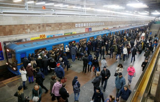 Толпы людей, поезда не ходят, назревает паника: в метро Киева что-то происходит