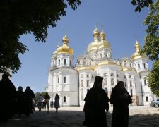 Молебень у Києво-Печерській закінчився масовими затриманнями: перші подробиці і кадри