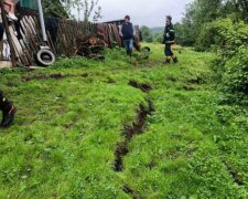 На Львівщині безодня загрожує поглинути житловий будинок – земля розверзеться будь-якої миті