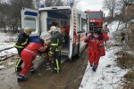Харківські медики два кілометри несли хворого до швидкої, що застрягла в багнюці: герої носять халати