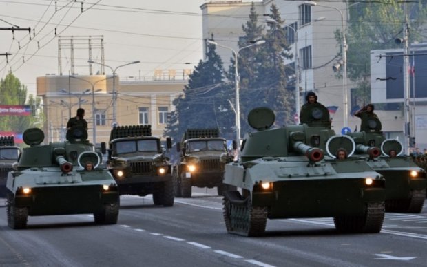 Колонны танков и Градов прошли по Донецку: фото
