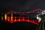 До Дня серця у Києві підсвітили Пішохідний міст червоним кольором