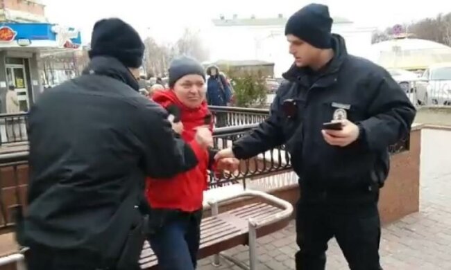 П'яна жінка з дитячим візочком накинулася на копів (відео)