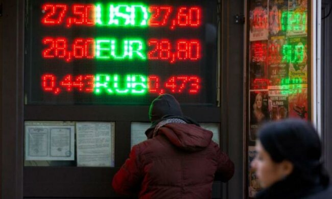 Курс валют на 29 апреля: доллар уступил гривне
