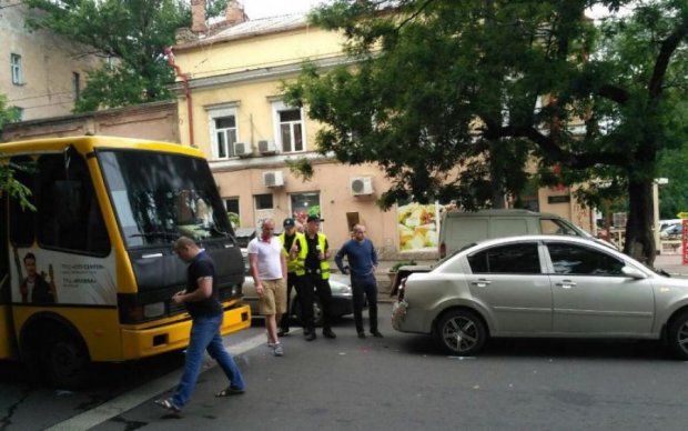 У Києві маршрутник склав патрульну машину в "гармошку": відео