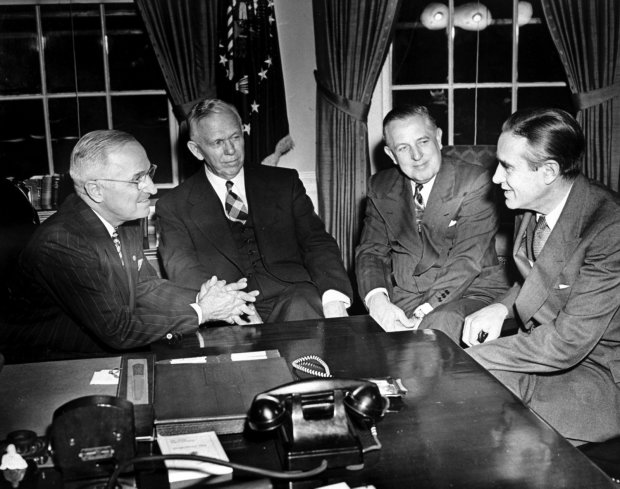 Президент США Гаррі Трумен і держсекретар Джозеф Маршалл обговорюють план допомоги Європі