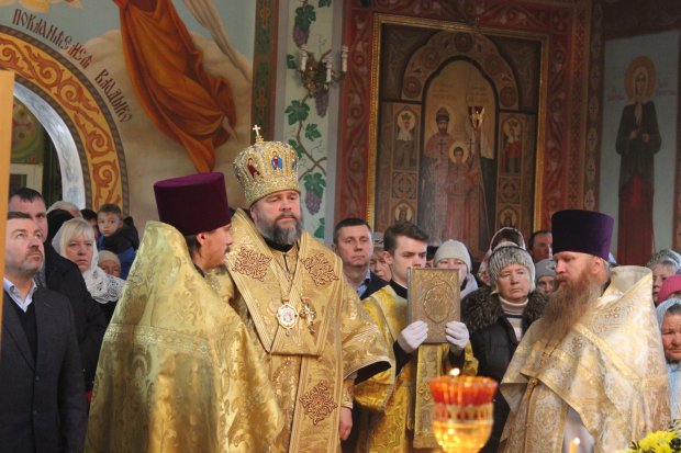 "Мы за Томос, а ты?": украинцы штурмовали роскошный замок скандального митрополита