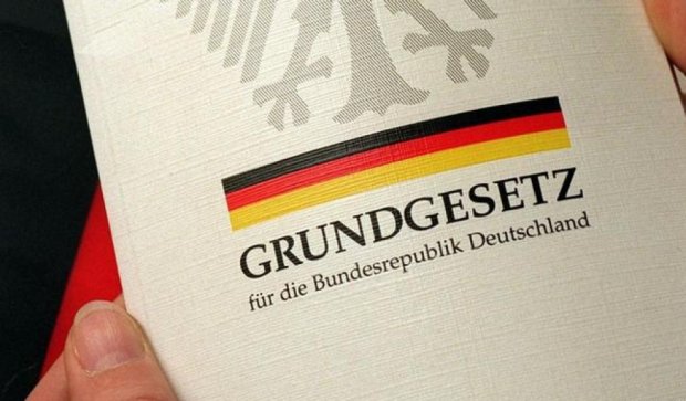Через мігрантів Німеччина буде змушена переписати Конституцію – єврокомісар