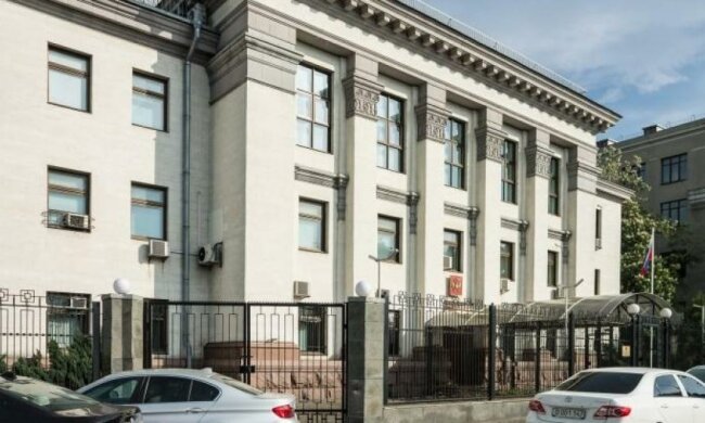 Посольство РФ  в Киеве забросали файерами (видео)