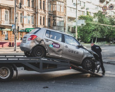 У Києві сталася серйозна ДТП, дорога паралізована: "Вирвало колесо"