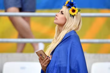 Самая красивая украинская фанатка показала поклонникам соблазнительные фото