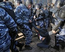 Бухгалтер РПЦ, інженер, студенти і школярі: кого пакували до автозаків в Москві