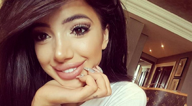 Психонула? Хлоя Кхан вийшла в люди тільки в прозорому ліфі