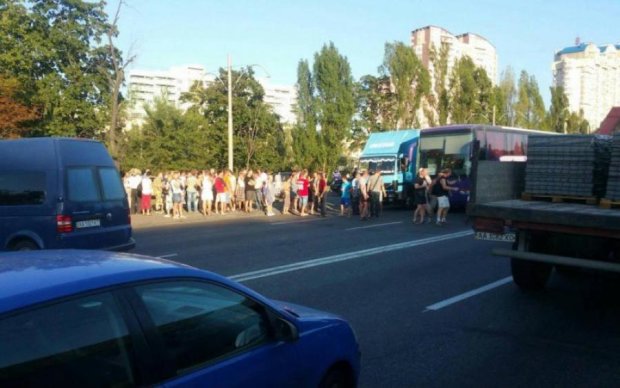 Мітингувальники заблокували Харківське шосе: транспорт зупинився