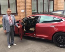Пенсионер с Осокорков раскрыл тайну, откуда деньги на Tesla