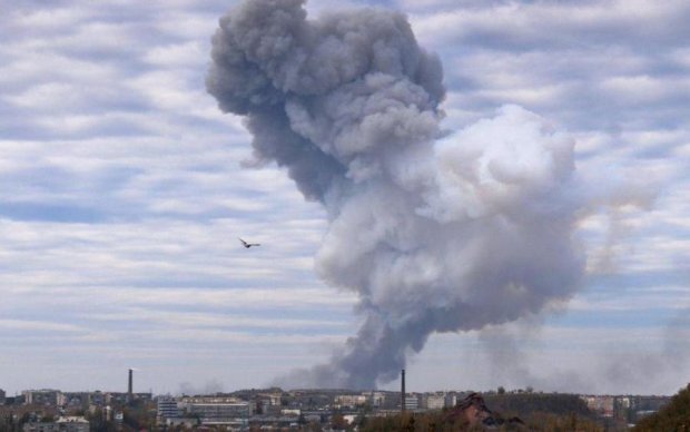 Потужний вибух струсонув центр Луганська, є жертви