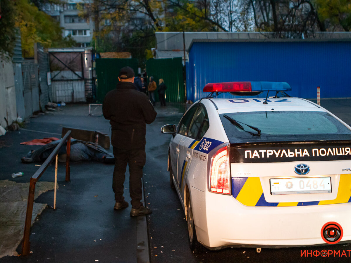 В Днепре нашли труп мужчины с ножами - ЗНАЙ ЮА