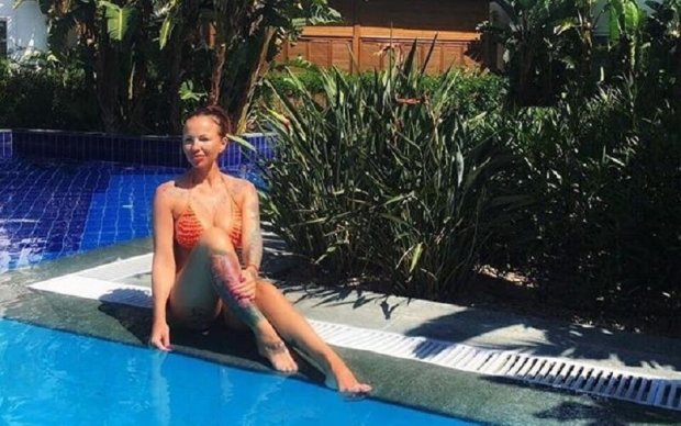 Жена украинского футболиста поразила своей неординарной внешностью