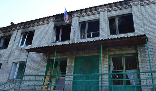 Выбитые окна и разрушенная террористами школа в Зайцево (фото)