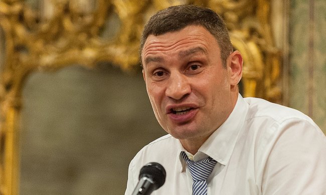 Кличко прогорел на вокзале, уставшие мосты - это лишь цветочки: кадры "неудобного" скандала