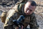 Морской пехотинец даже на службе не забросил хобби: фотоаппарат наперевес оружию