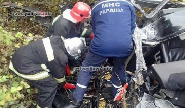 На Хмельниччині автомобіль зіткнувся із вантажівкою: помер водій (фото)