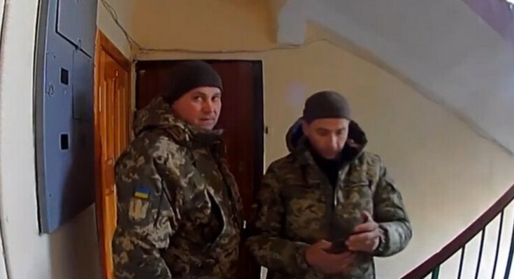 ТЦК біля дверей. Фото: скріншот відео Цензор